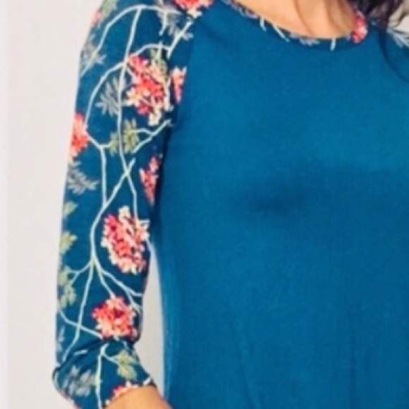 ❌DONATED❌Teal Blue Floral Sleeve Design Top - Picture 5 of 6